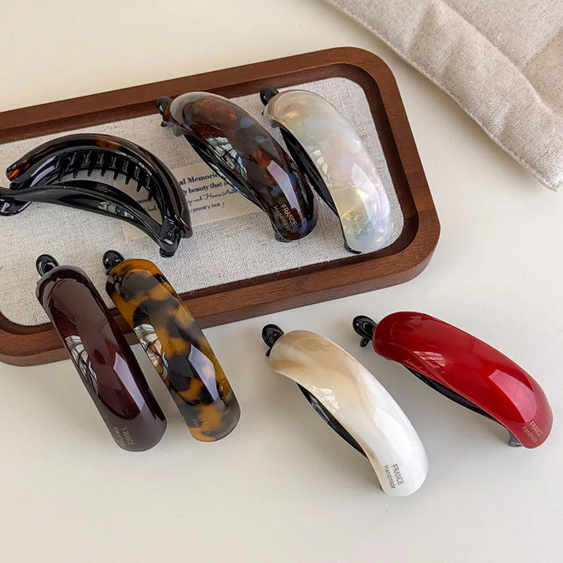 Woman wearing a Vando acetate claw clip